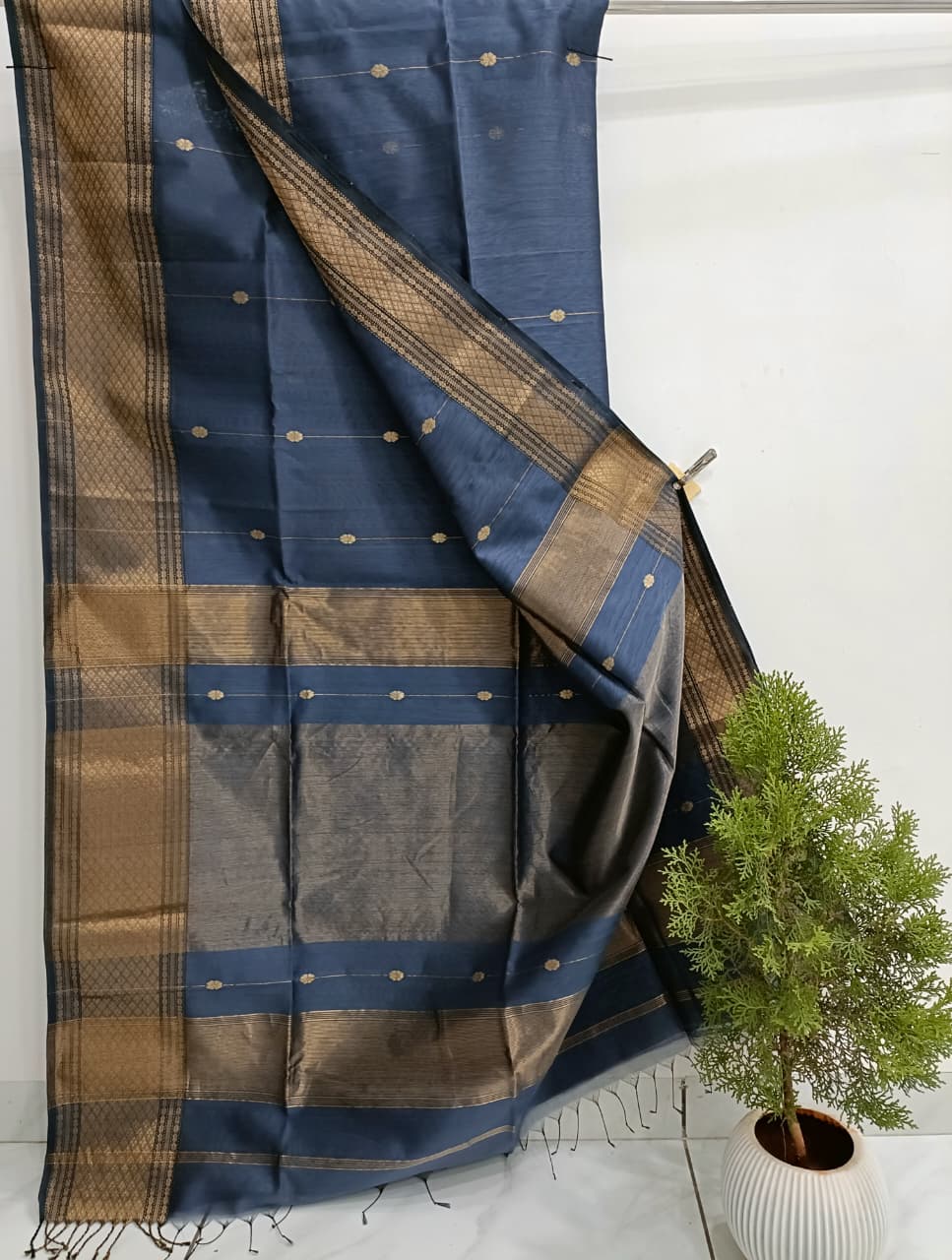 Diamond Border Cotton Flower Buti Maheshwari Saree - Image 2