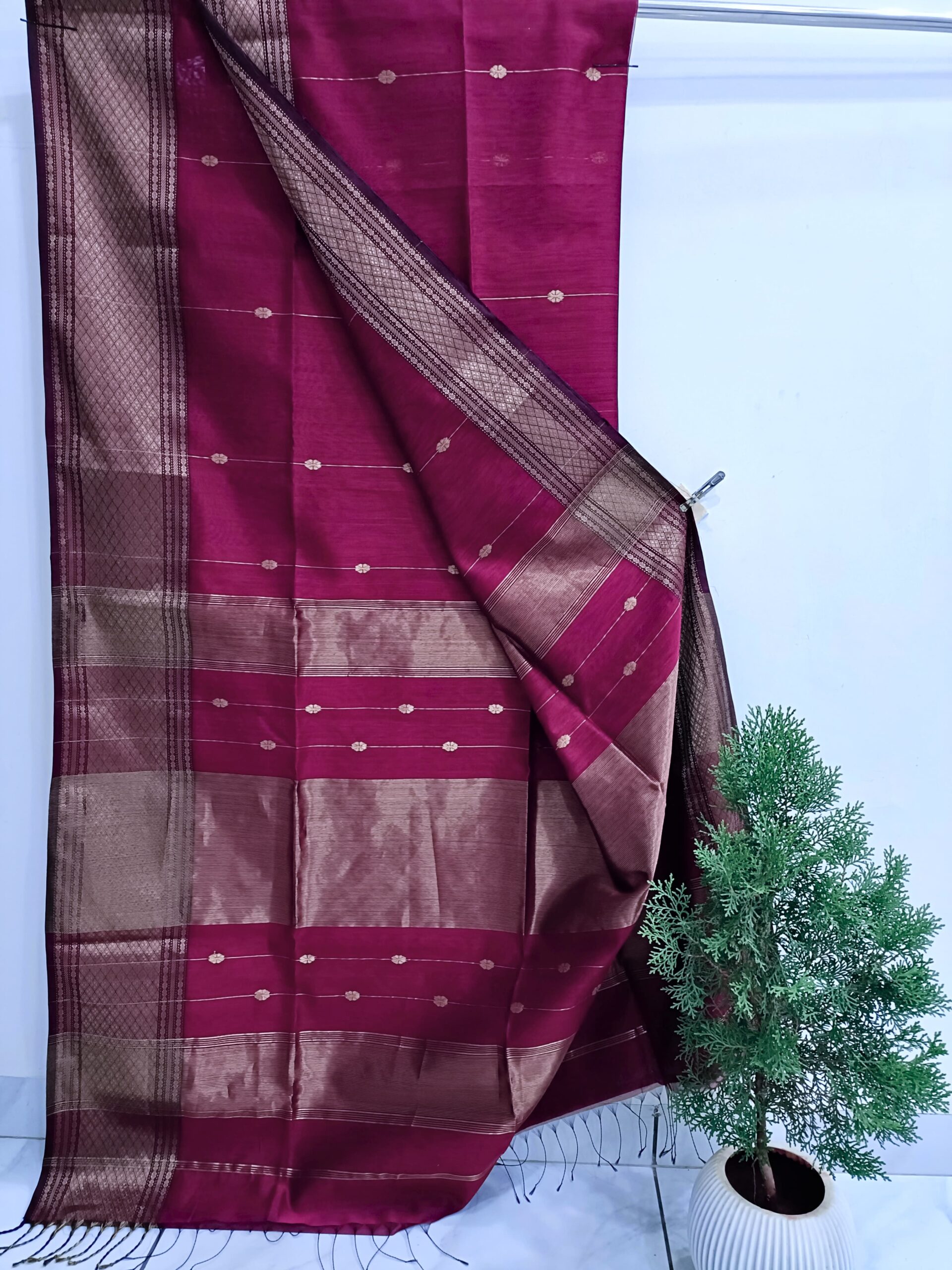 Diamond Border Cotton Flower Buti Maheshwari Saree - Image 6